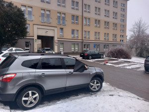 Parkoviště před vjezdem do vnitrobloku.