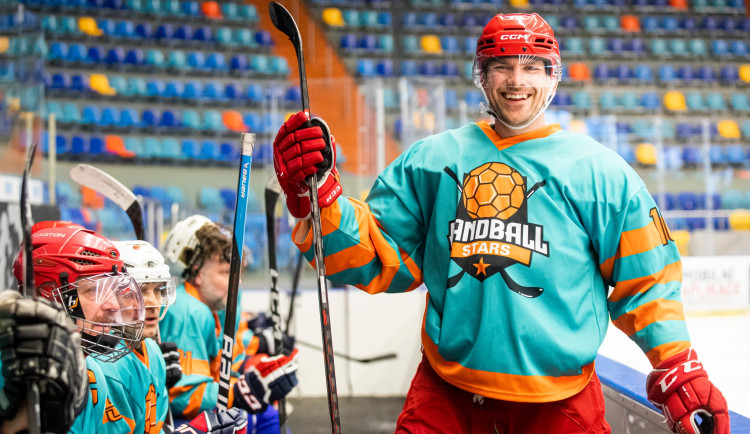 V Hradci se zase potká hokej s charitou, je tady 8. ročník Retro Hockey Cup