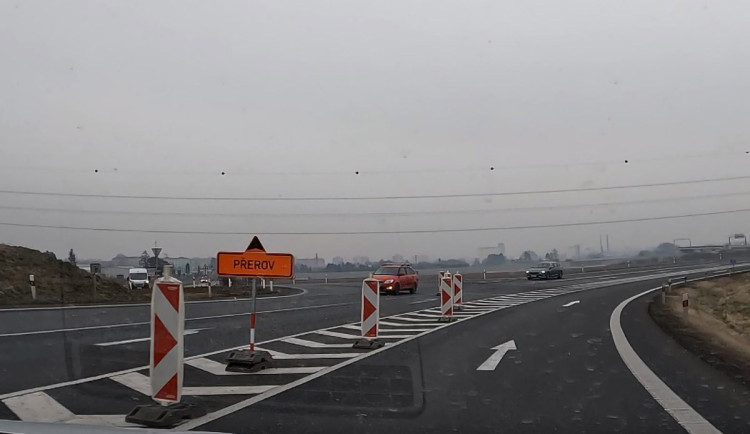 Uzavírka rušné trasy zaskočila Přerovany. Cestu k sídlišti přeťalo chybné značení