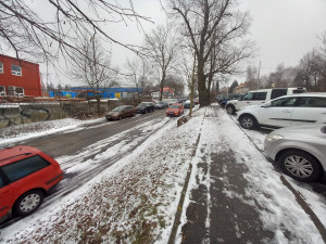 Parkování v Jihlavě XXVII: Nejen sportovní fanoušci parkují zdarma u stavebnin