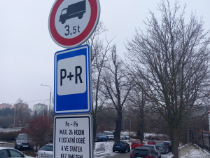 Parkování v Jihlavě XXVII: Nejen sportovní fanoušci parkují zdarma u stavebnin