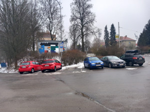 Parkování v Jihlavě XXVII: Nejen sportovní fanoušci parkují zdarma u stavebnin