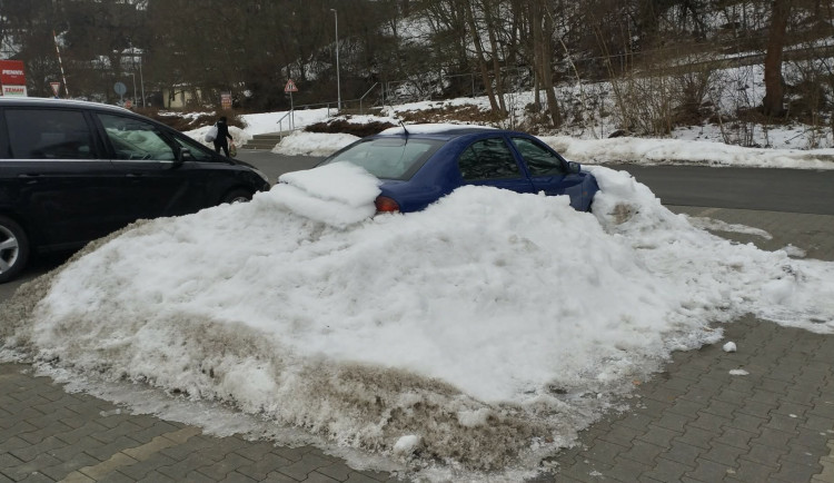 Záhadné auto pohřbené ve sněhu před obchodem budí samé otázky