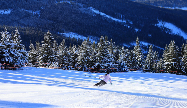Podmínky ve skiareálech v Libereckém kraji jsou výborné, obleva jim neublíží