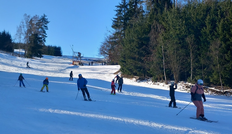 PŘEHLED: Skiareály v Krušných horách jsou v plném provozu, ceny skipasů se liší