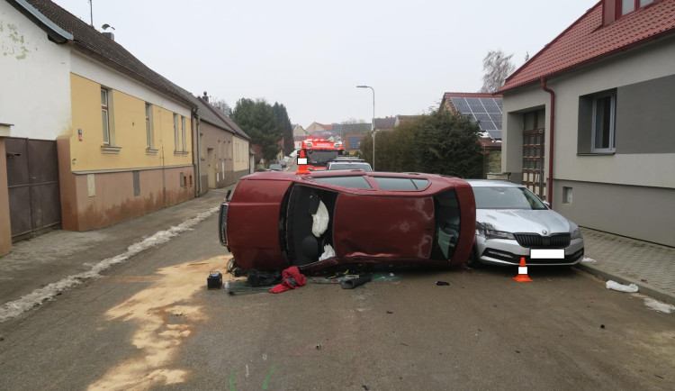 Řidič v Lišově havaroval s více než dvěma promile alkoholu, auto skončilo na boku
