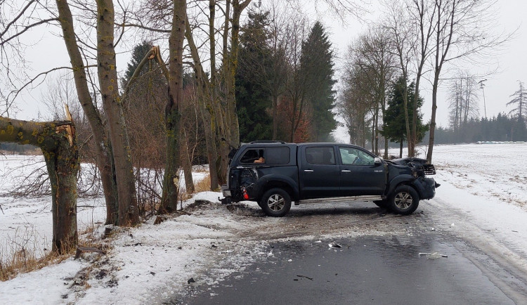 Řidič u Sedlejova se zřejmě snažil vyhnout zvěři v cestě a rozbil auto o stromy. Foto: Se svolením Policie ČR