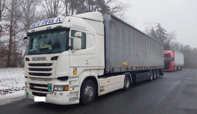 Zadržení dokladů i značek: Kontroly kamionů na D1 vynesly přes půl milionu. Foto: Se svolením Policie ČR