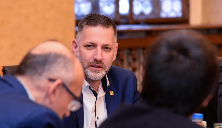 Špoták jako šéf kontrolního výboru skončí, dle opozice je ve střetu zájmů kvůli opravě lázní