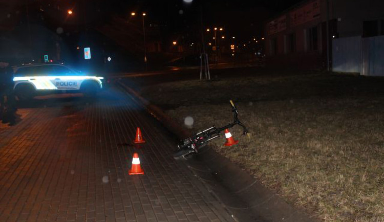 Mladík pod vlivem boural na elektrokoloběžce. Do nemocnice odvezli zraněnou spolujezdkyni