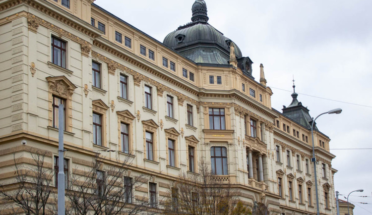Pokus o zapálení synagogy v Brně míří k soudu, muži hrozí 12 let za mřížemi