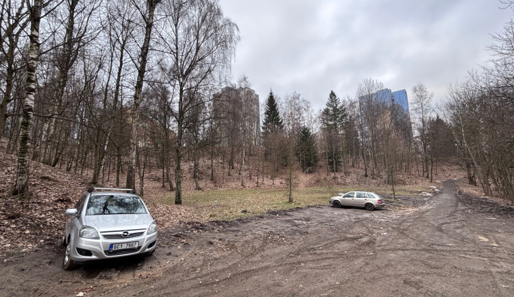 Na Broumovské vznikne nové parkoviště pro 35 aut. V místě nelegálního parkování