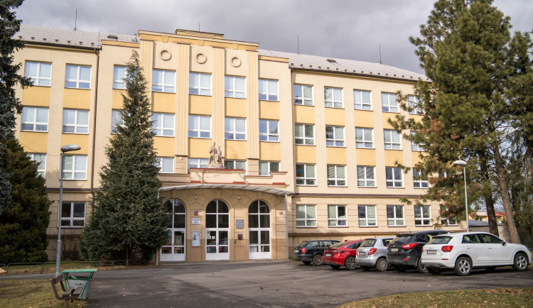 Automat s kratomem stál hned u základní školy, město ho nechalo odstranit