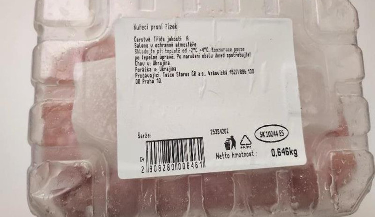 Inspektoři našli v brněnském Tescu kuřecí prsa s bakteriemi salmonely