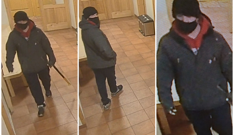 Do hotelu na Žďársku přišel zloděj, škoda je přes 80 tisíc. Neznáte muže na fotkách?