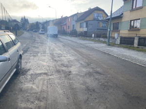 FOTO: Rošického ulice připomíná tankodrom. Město připravilo nový projekt a čeká na jaro