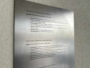 Moderní toalety v Třešti obstály. I po měsících jsou podle starosty jako nové