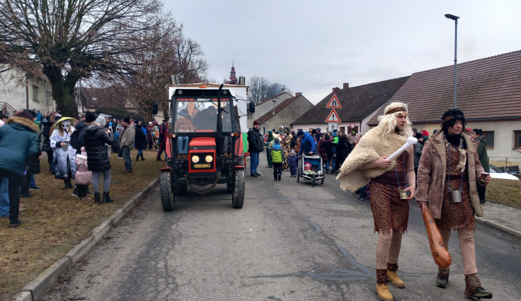 VIDEO: V Kamenici se vrátili o tisíce let zpátky. Tradiční masopust skvěle bavil