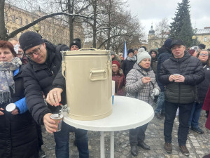 ON-LINE: V místnosti je lev. V Jihlavě přišly podpořit prezidenta stovky lidí