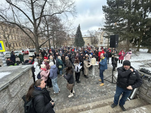 ON-LINE: V místnosti je lev. V Jihlavě přišly podpořit prezidenta stovky lidí