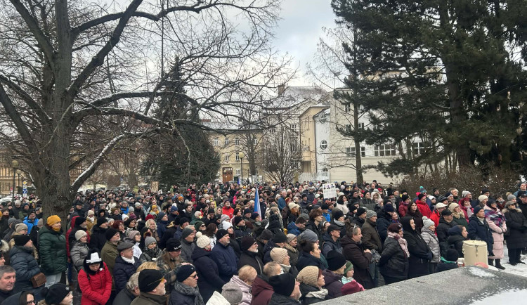 ON-LINE: V místnosti je lev. V Jihlavě přišly podpořit prezidenta stovky lidí