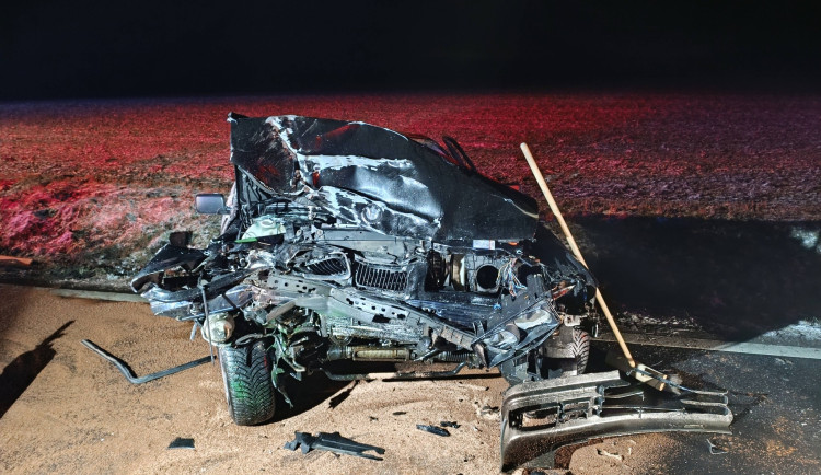 Hrozivá nehoda devatenáctiletého mladíka v BMW, dostal smyk a narazil do stromu