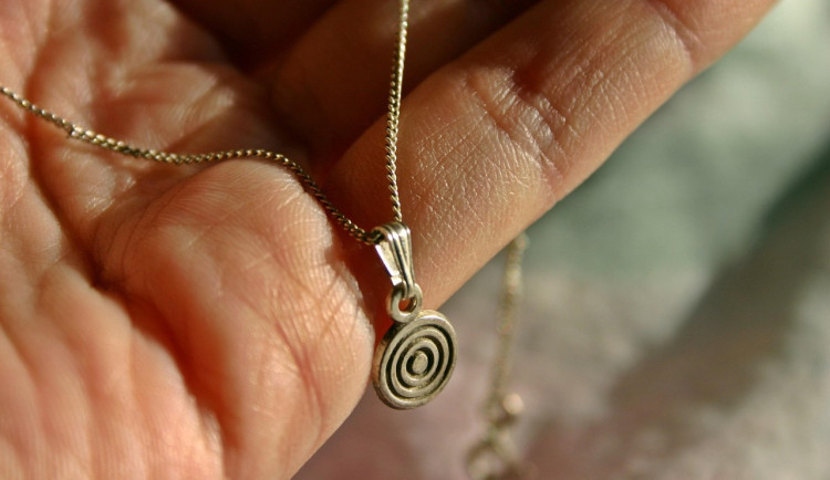 Muž v Břeclavi ukradl zlato za statisíce, zradila ho touha levně natankovat