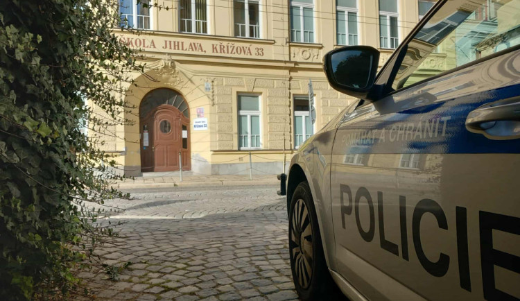 Ve škole v Jihlavě byla po pěti měsících znovu nahlášená bomba. Probíhá evakuace