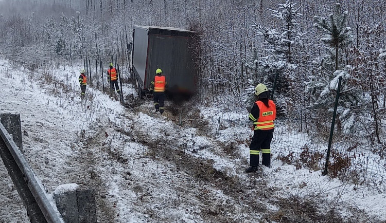 V Královéhradeckém kraji nasněžilo, na kluzkých silnicích je mnoho nehod