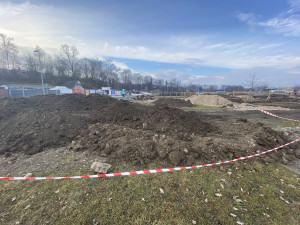 FOTO: V Českém mlýně začala výstavba nového dětského hřiště. Workout se přestěhuje