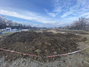 FOTO: V Českém mlýně začala výstavba nového dětského hřiště. Workout se přestěhuje