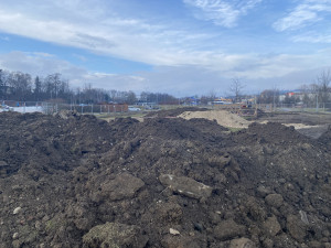 FOTO: V Českém mlýně začala výstavba nového dětského hřiště. Workout se přestěhuje