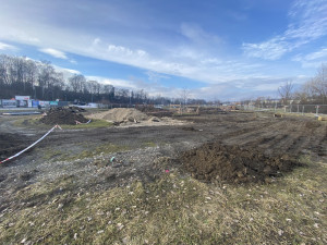 FOTO: V Českém mlýně začala výstavba nového dětského hřiště. Workout se přestěhuje