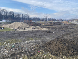 FOTO: V Českém mlýně začala výstavba nového dětského hřiště. Workout se přestěhuje