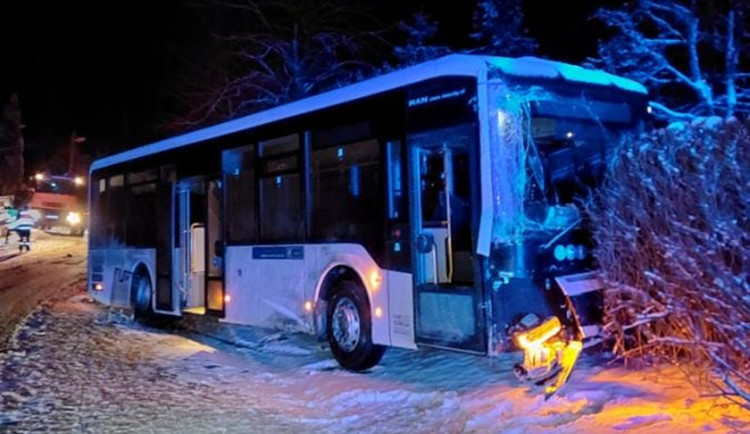 Autobus na Žďársku naboural do zaparkovaného auta a porazil sloup elektrického vedení. Foto: Se svolením Policie ČR