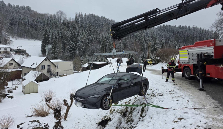 Mercedes na Jablonecku vylétl ze silnice do příkopu, pomoc pasažérům zavolal systém eCall