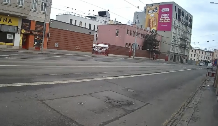 Cyklista kličkoval po chodníku mezi Brňany. Nadýchal tři a půl promile