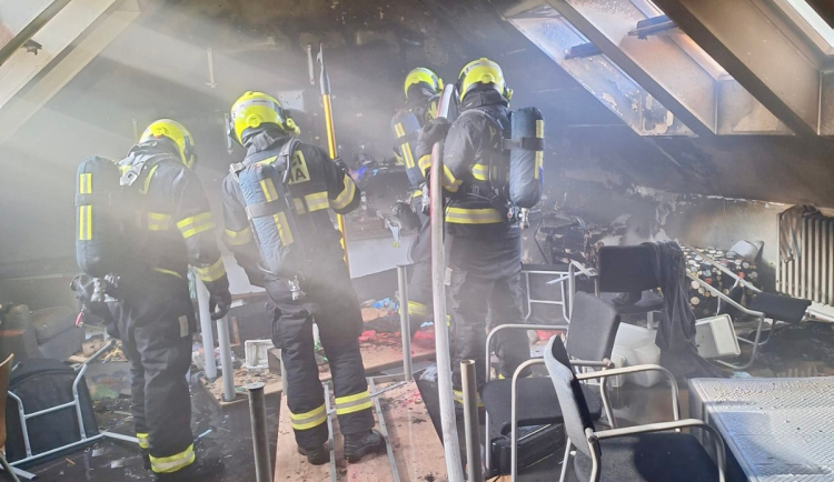 Při požáru v areálu bohnické léčebny zemřel člověk