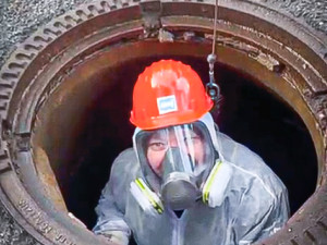 Ochranný oděv a pomůcky při vstupu zaměstnanců do kanalizace. Foto: Poskytlo SMJ