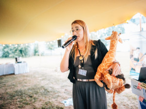 „Holčičky mi pomáhají růst – v tom smyslu, že vidím díky nim, kde na sobě ještě potřebuju pracovat.“ Kromě advokacie a mediace je Miroslava i máma. Foto: Lukáš Kenji Vrábel