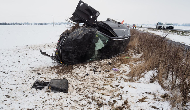 Bodl taxikářku, pak smetl auto. Neúspěšný sebevrah na Šumpersku málem zabil tři lidi