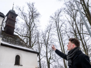Zvonička nejstaršího jihlavského kostelíka je velmi malá ukazuje Vojtěch Blažek. Foto: Poskytlo město Jihlava