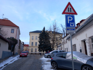 Parkování v Jihlavě XXVIII: U Ukrajinského domu je potřeba si hlídat modré čáry