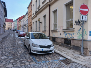 Parkování v Jihlavě XXVIII: U Ukrajinského domu je potřeba si hlídat modré čáry