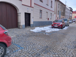 Parkování v Jihlavě XXVIII: U Ukrajinského domu je potřeba si hlídat modré čáry