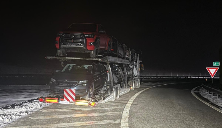 Dálniční policisté opět kontrolovali parkování kamionů na D1, rozdávali pokuty