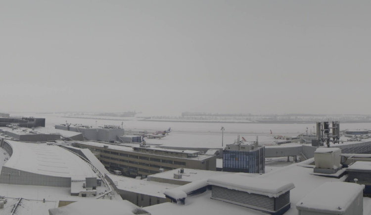 Sníh zasypal Vídeň, letiště řeší potíže. Některé odkloněné lety přistály v Brně