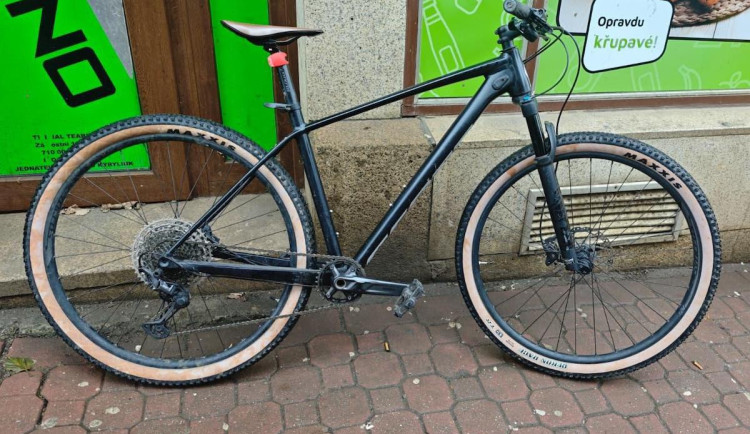 Policisté zastavili muže s kradeným kolem, hledá se majitel