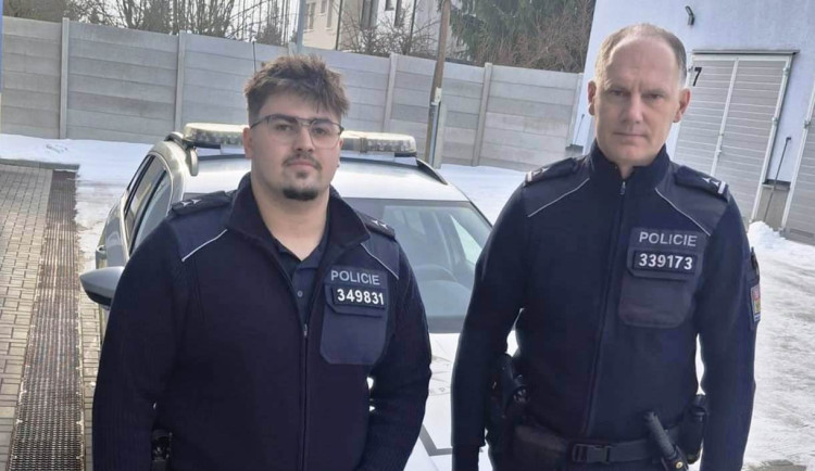 Muž na D1 chtěl kvůli penězům skočit z mostu. Rozmluvili mu to policisté