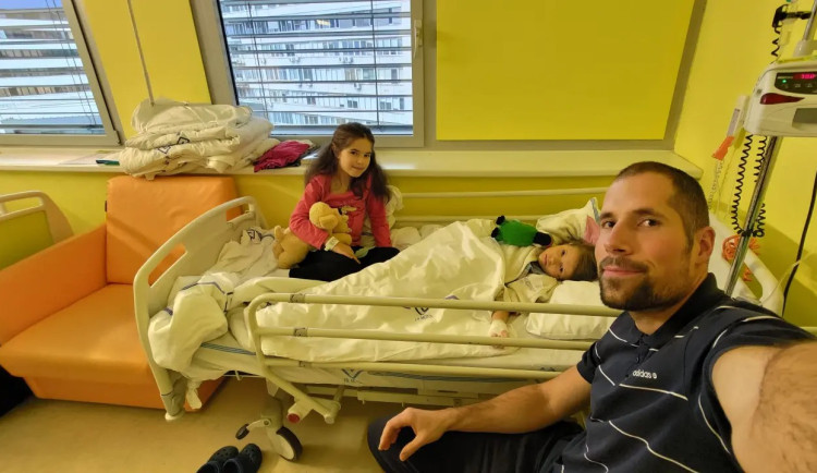 Rodina potřebuje pomoc. Jedna dcera má vývojové onemocnění, další trpí bolestmi